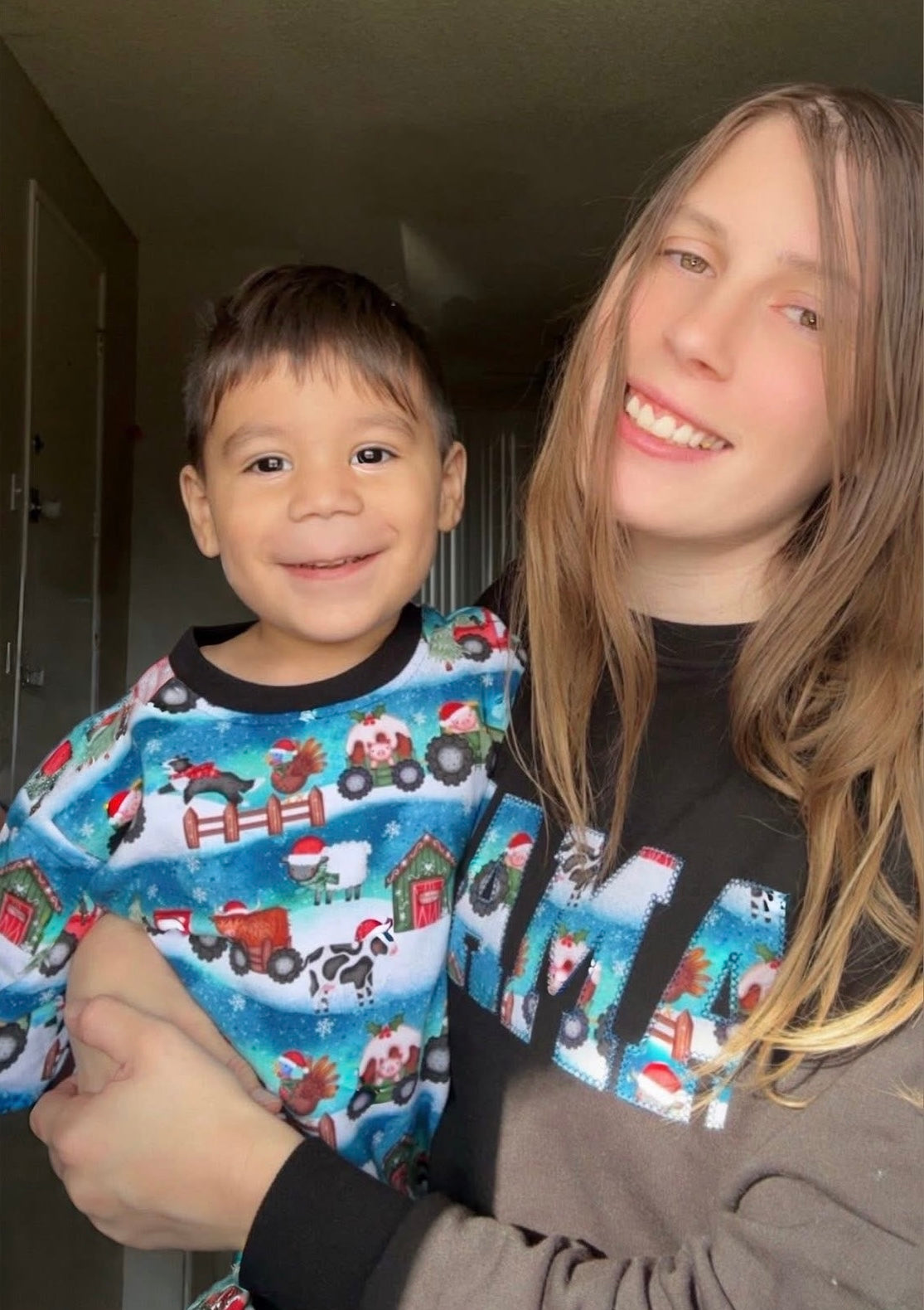 “E-I-E-I ho ho ho ” Mama Sweater
