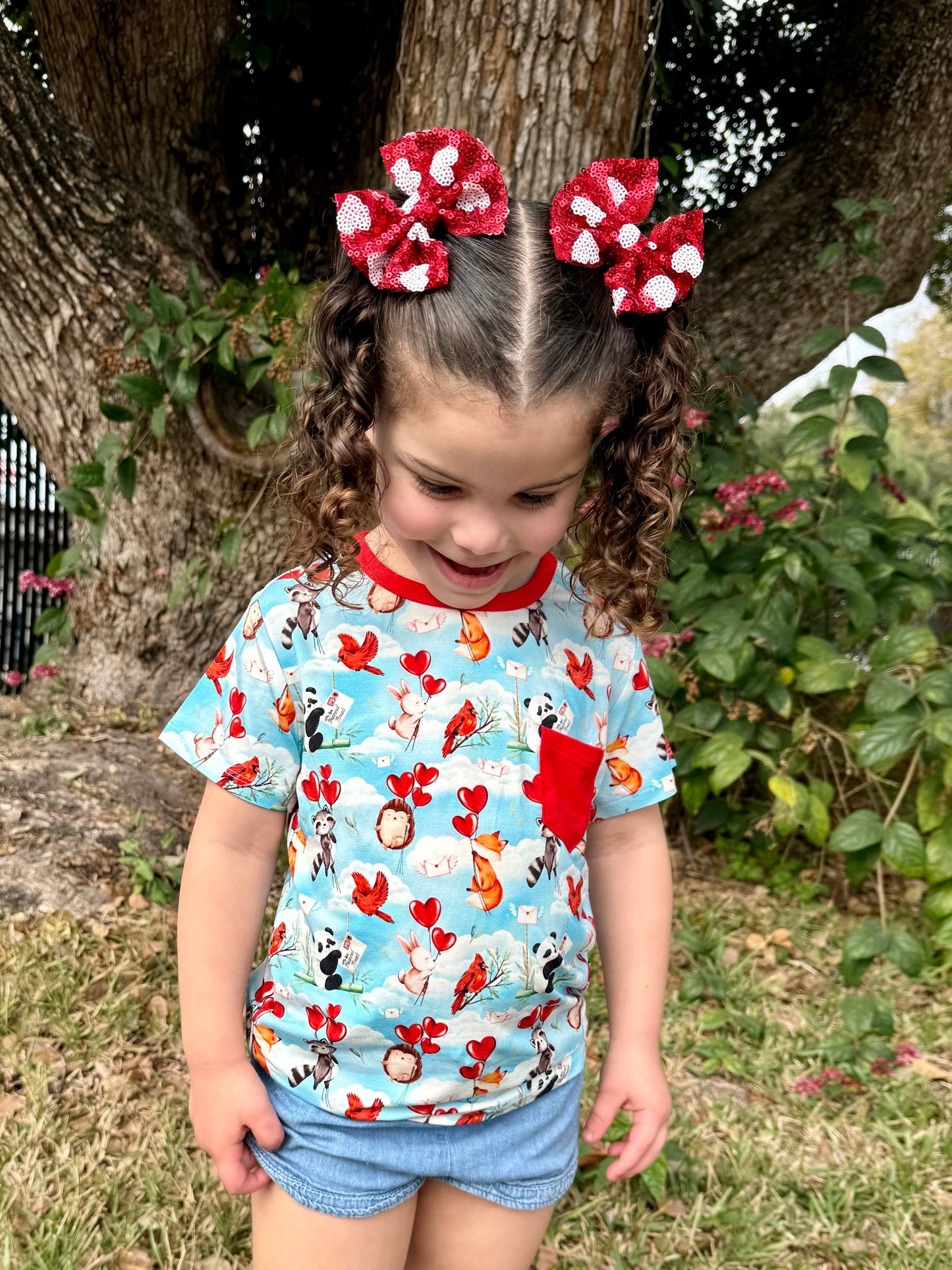 “Love takes flight” Pocket T-Shirt