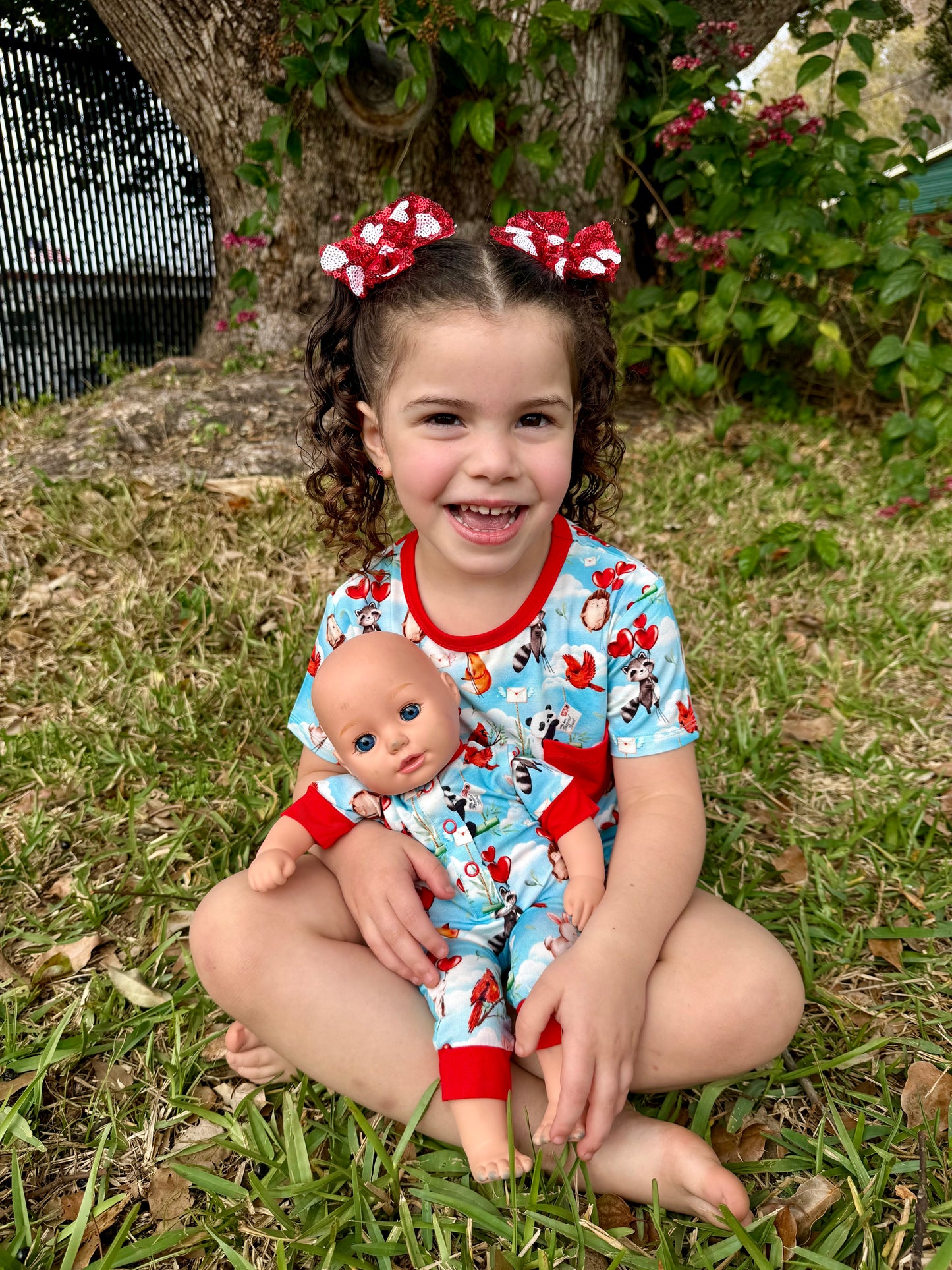 “Love takes flight” Pocket T-Shirt