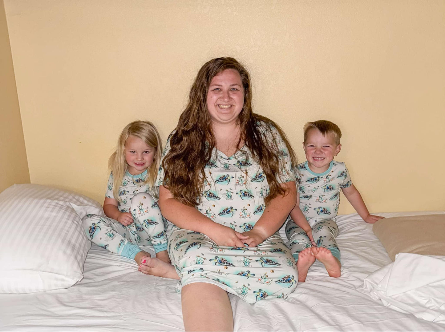 Turtally Beachin’ Women’s Short Sleeved Nightgown