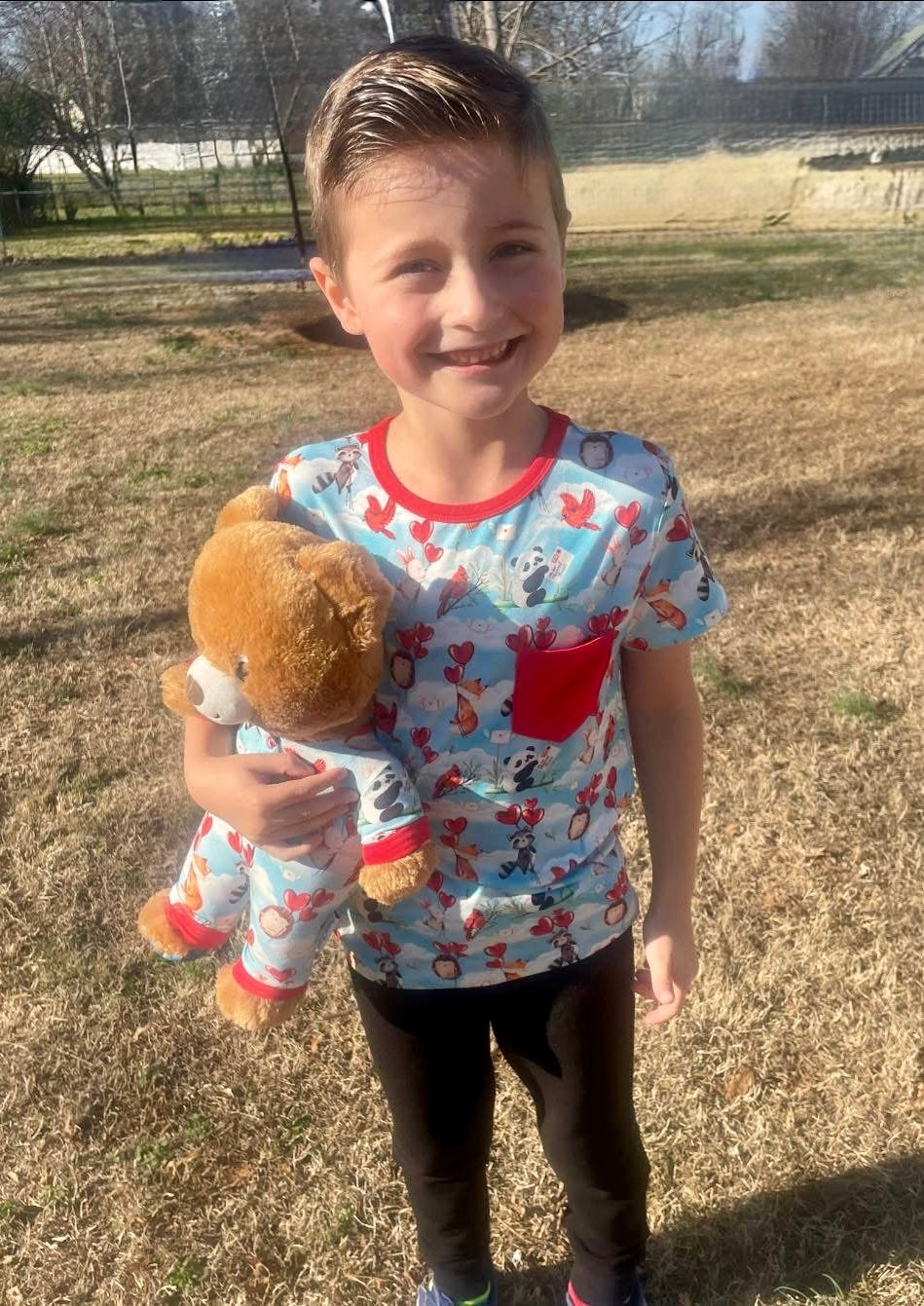 “Love takes flight” Pocket T-Shirt