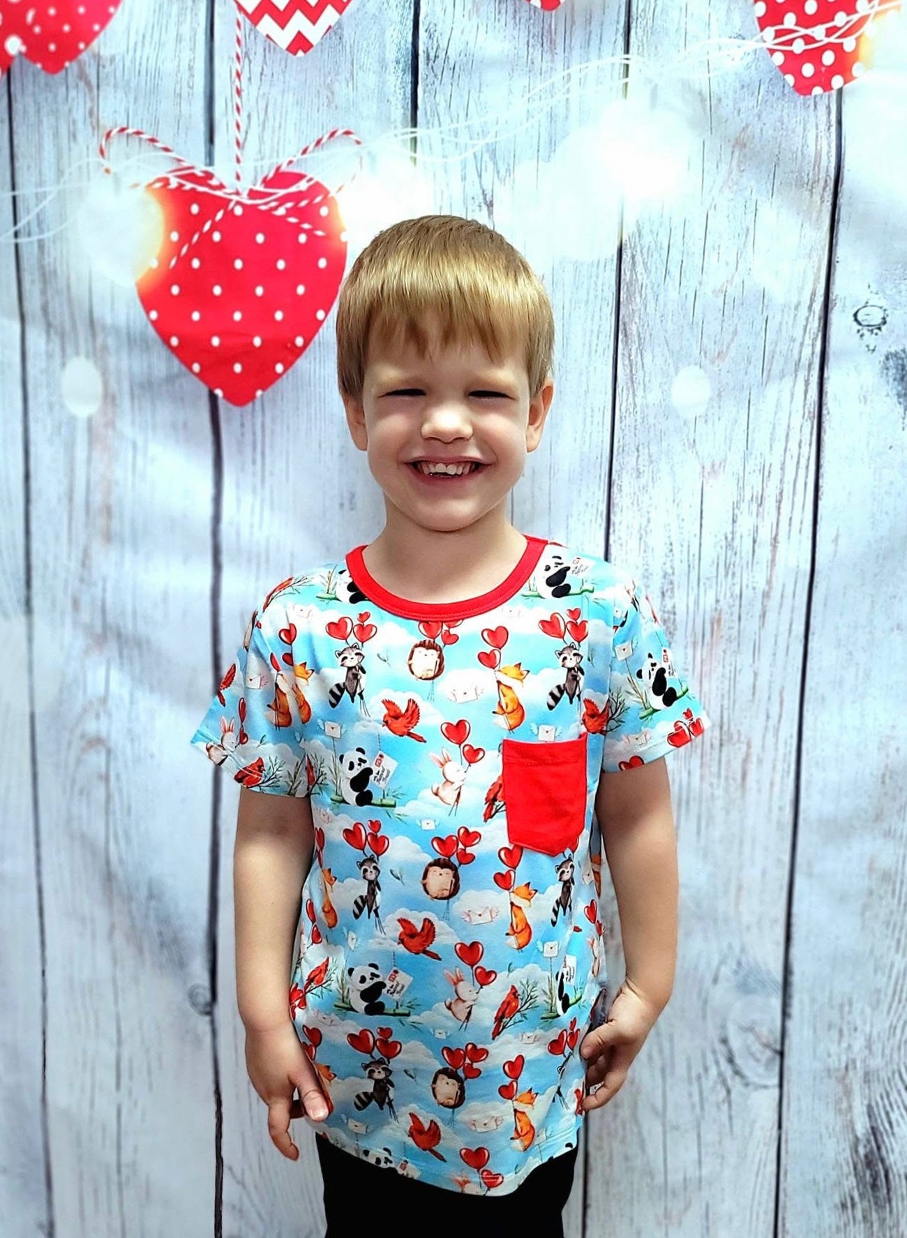 “Love takes flight” Pocket T-Shirt