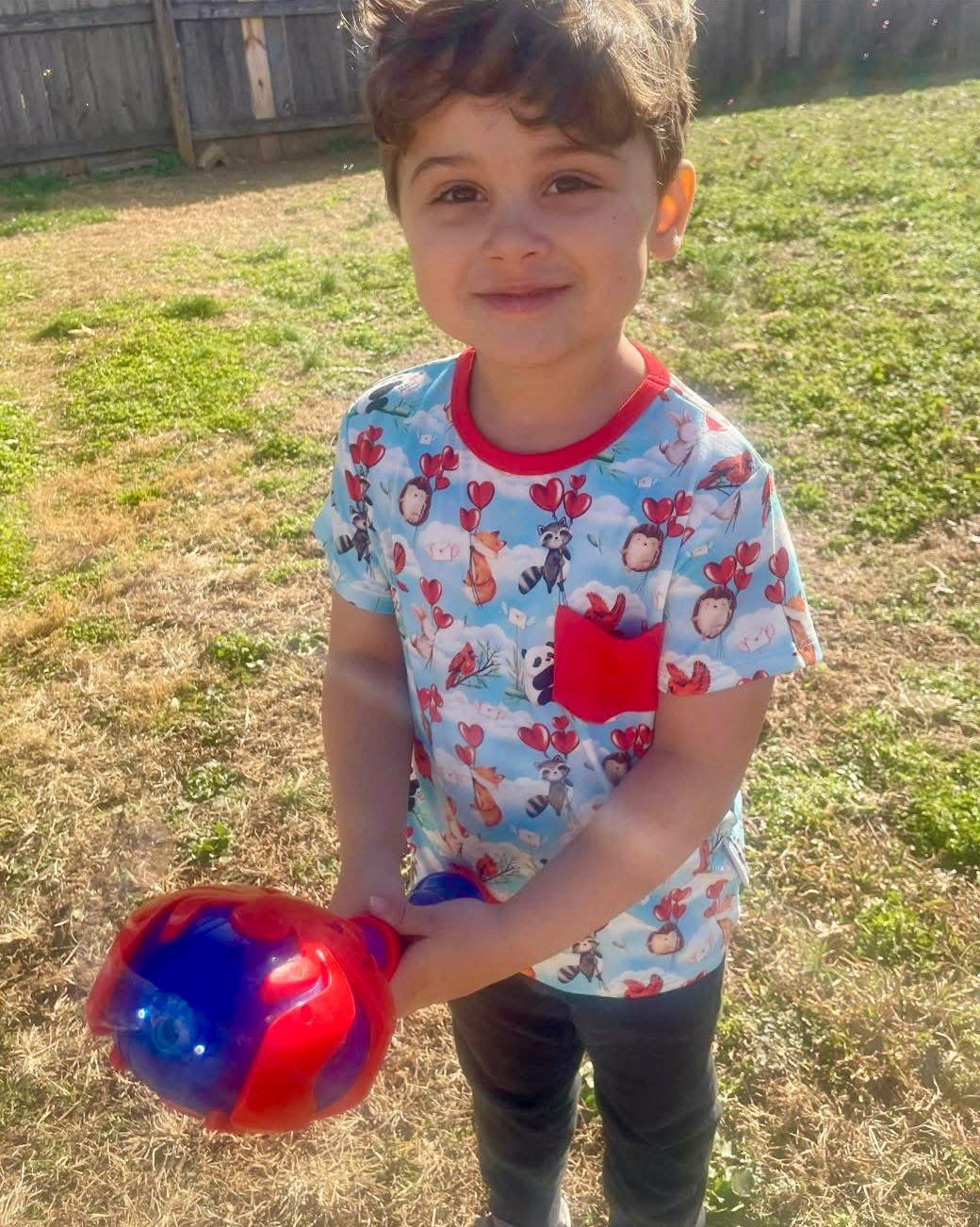 “Love takes flight” Pocket T-Shirt