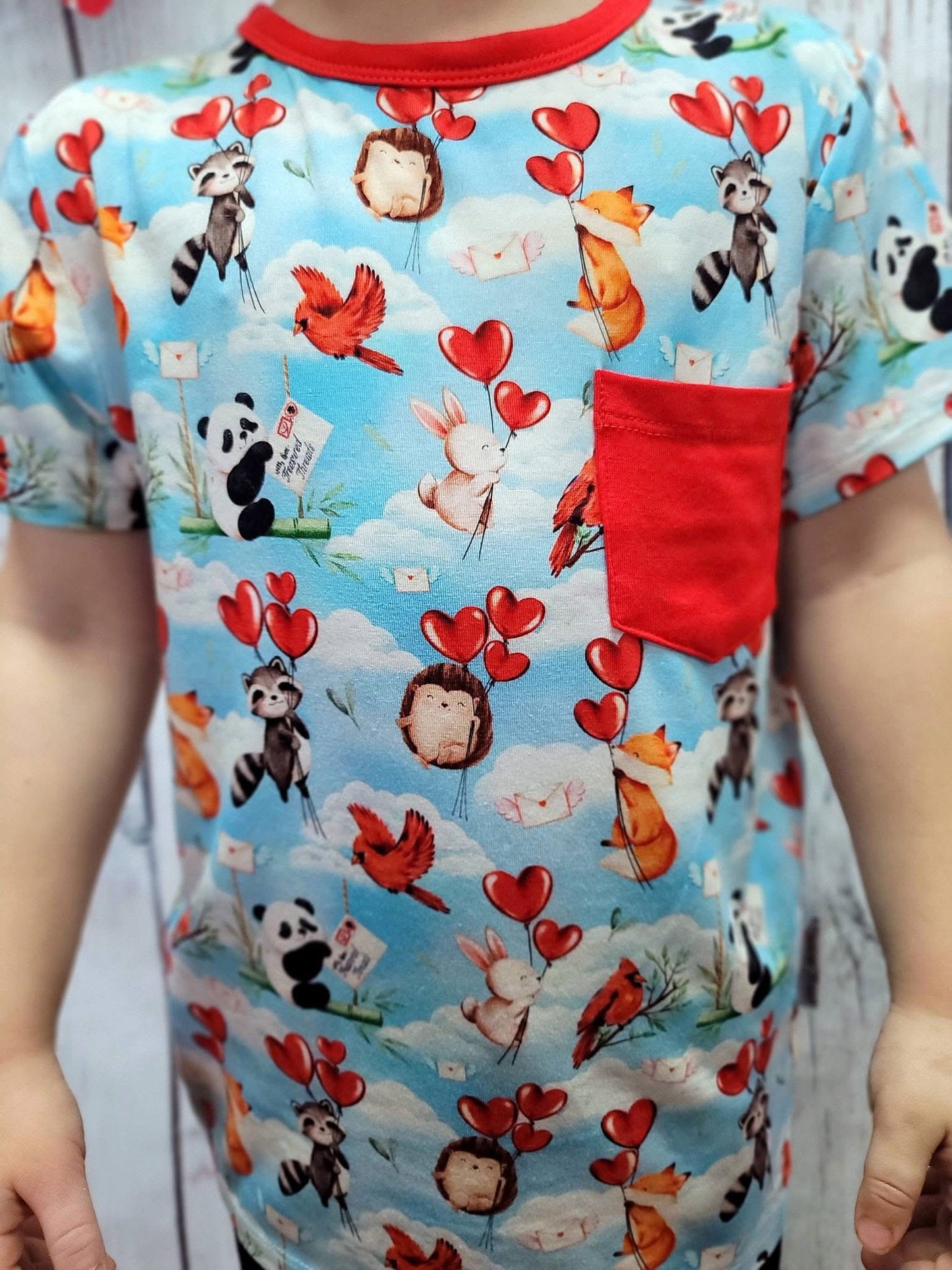 “Love takes flight” Pocket T-Shirt