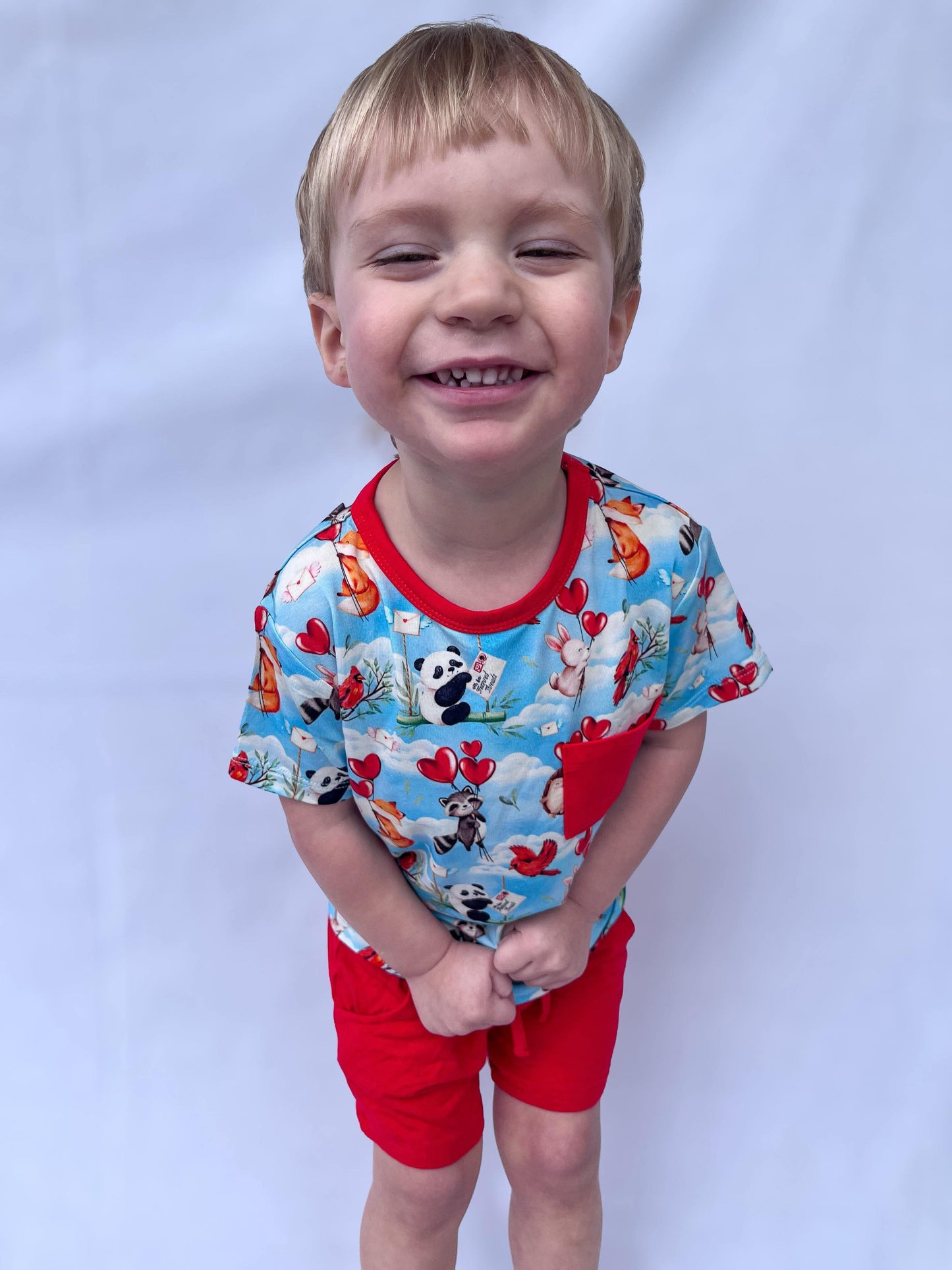 “Love takes flight” Pocket T-Shirt