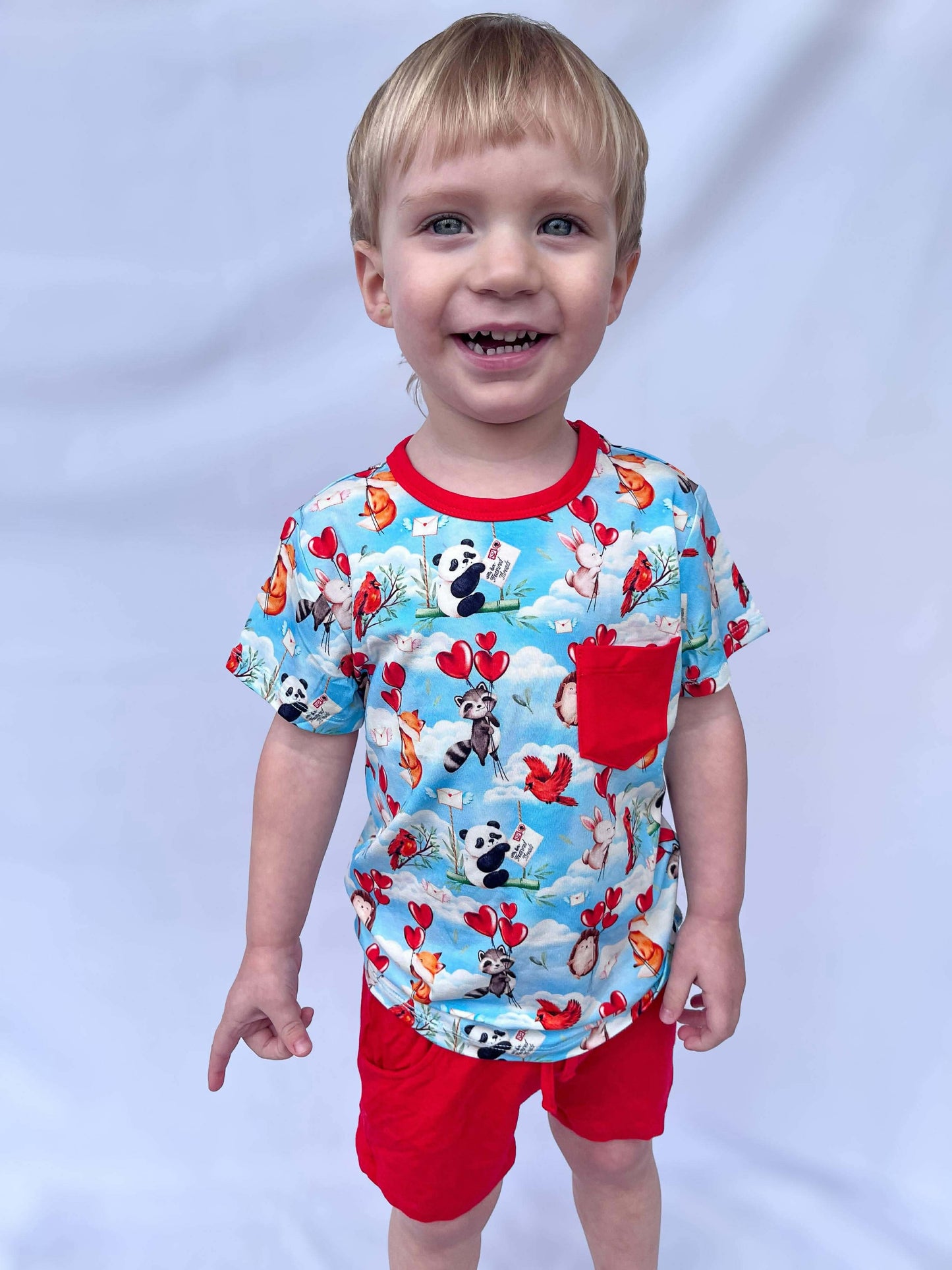 “Love takes flight” Pocket T-Shirt